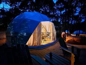 una grande tenda a cupola situata in cima a un ponte di Broad River Campground Cabins & Domes a Boiling Springs