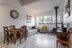 Posezení v ubytování Summit #256 - Top Floor Summit 1 Bedrm 1 Bathrm Condo Just steps too Little Eagle Lodge Sleeps 4