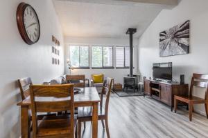 TV a/nebo společenská místnost v ubytování Summit #256 - Top Floor Summit 1 Bedrm 1 Bathrm Condo Just steps too Little Eagle Lodge Sleeps 4