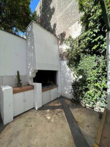 una cocina al aire libre con chimenea en un edificio en Casa Chill en Mendoza