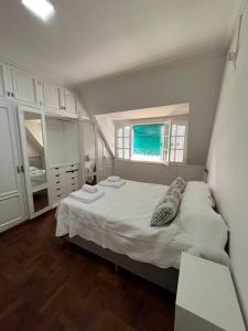 um quarto com uma cama grande e uma janela em Casa Chill em Mendoza