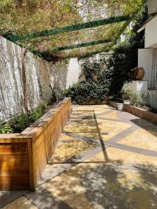 jardín con valla de madera y madera en Casa Chill en Mendoza