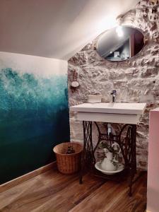 ヴェルノンにあるLa Mansardeのバスルーム(洗面台、壁掛け鏡付)