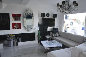 uma sala de estar com um sofá e uma mesa em Villa Panorama, now a Smart Home em Skala Kallirachis