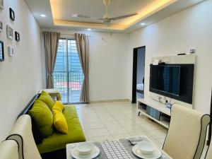 un soggiorno con un divano verde e una televisione di Homes in Semenyih Ecohill walk Eco majestic a Semenyih