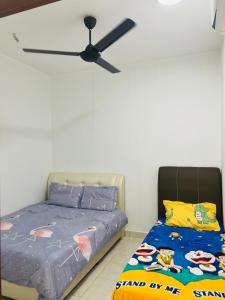 1 dormitorio con 1 cama y ventilador de techo en Homes in Semenyih Ecohill walk Eco majestic, en Semenyih