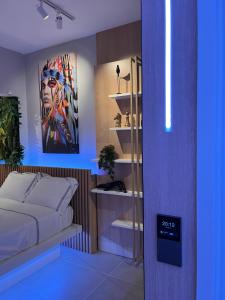 - une chambre avec un lit et une lumière bleue dans l'établissement Studio Automatizado Novo Proximo Av Paulista, à São Paulo
