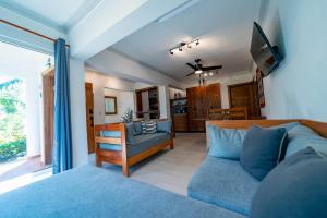 Ruang duduk di Kite Beach Oceanfront Two Bedroom Patio and Garden