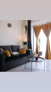salon z kanapą i stołem w obiekcie Joli studio dans le centre ville de Brest w mieście Brest