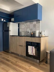 a kitchen with blue cabinets and an oven in it at Único y Confortable Departamento zona Güemes (La Isla) in Mar del Plata