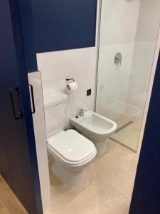 a bathroom with a toilet and a sink at Único y Confortable Departamento zona Güemes (La Isla) in Mar del Plata