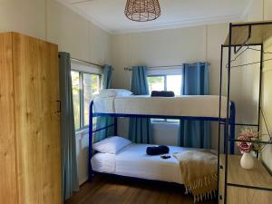 une chambre avec deux lits superposés et une fenêtre dans l'établissement Waterfront Cottages, à Greenwell Point