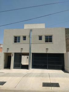 un edificio con dos puertas de garaje delante de él en Hermoso Departamento en Mendoza en Mendoza