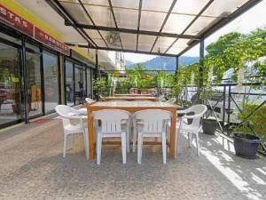 una mesa de madera y sillas en un patio en Answer hotel en Puerto Galera