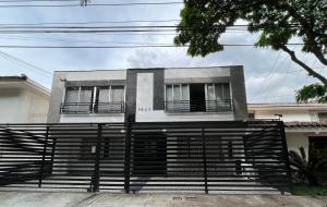a house with a black fence in front of it at Apartamentos Area Medica Imbanaco in Cali