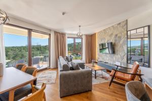 ein Wohnzimmer mit Sofa und Tisch in der Unterkunft Apartmani Stella in Zlatibor