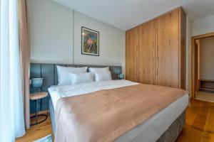 ein Schlafzimmer mit einem großen Bett in einem Zimmer in der Unterkunft Apartmani Stella in Zlatibor