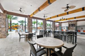 Restoran atau tempat lain untuk makan di 5 Bedrooms 4 Bathrooms Solterra 5357 Oa