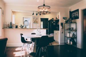 uma cozinha com uma mesa e cadeiras e um frigorífico em World Solo Travel's Welcomed At St Pete Home em St. Petersburg