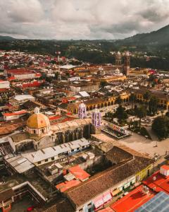 una vista aérea de una ciudad con edificios y edificios en Hotel Casa del Zocalo, en Tlatlauquitepec