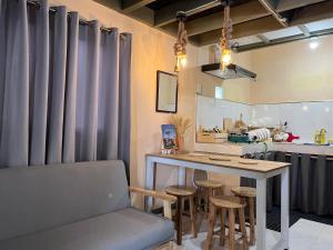 Dapur atau dapur kecil di Loft Baler with Kitchen & Ideal for Work from Home Setup