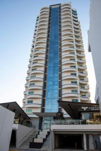 Un grand bâtiment avec des escaliers en face de celui-ci dans l'établissement HOTEL TRAMONTO MAZATLAN, à Mazatlán