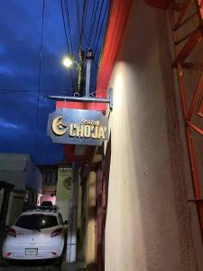 una señal para un restaurante al lado de un edificio en Hostal Choja en Quetzaltenango