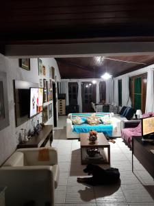 salon z kanapami, kanapą i stołami w obiekcie Casa Ilha de Itaparica w mieście Itaparica