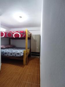 Cette petite chambre comprend des lits superposés. dans l'établissement Hospedaje de la cuba, à Cusco