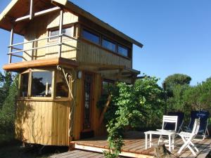 a tiny house with two chairs and a porch at La Isla Ostende in Ostende