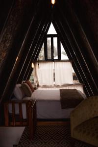 sypialnia z dużym oknem w namiocie w obiekcie Hotel Los Olivos Santiago Atitlan w mieście Santiago Atitlán