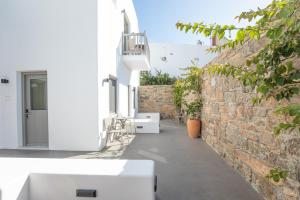 a courtyard in a house with a stone wall at Fabrikas in Mikonos