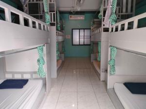Habitación con 2 literas y pasillo. en Me U Hostel, en Chiang Mai