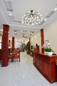 un soggiorno con lampadario pendente e una hall di Khách Sạn Đông Phương a Lạng Sơn