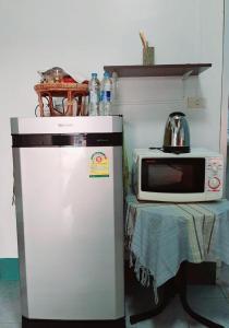 un horno microondas junto a una nevera pequeña en Sala Bua Room, en Karon Beach