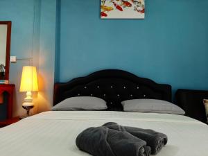 sypialnia z łóżkiem z ręcznikiem w obiekcie Sala Bua Room w mieście Karon Beach