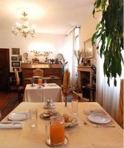 uma mesa numa sala de estar com uma mesa com em Locanda Borgonuovo em Ferrara