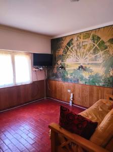 una sala de estar con sofá y una pintura en la pared en Monte Hermoso Dpto para 4 personas en Monte Hermoso