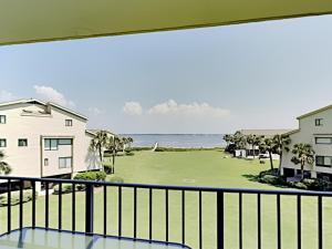 een balkon met uitzicht op de oceaan bij Santa Rosa Dunes 1022 in Pensacola Beach