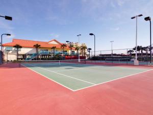 een tennisbaan voor een gebouw bij Santa Rosa Dunes 1022 in Pensacola Beach