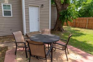 Κήπος έξω από το The Charm Chickasha, Fiber WIFI, Washer & Dryer, Near DT Chickasha and Leg Lamp!