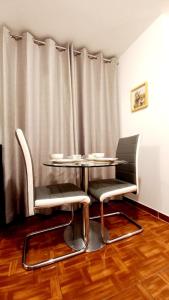 una mesa y sillas en una habitación con cortina en Gorgeous Private Studio LIMA-Own Bathroom-Near Airport, en Lima