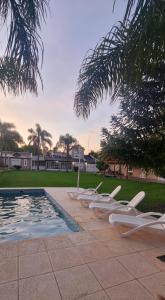 A piscina localizada em Casa Quinta La Gualeya ou nos arredores