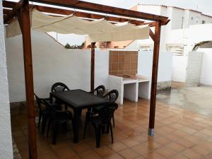 Kuchyňa alebo kuchynka v ubytovaní Casa familiar con piscina privada y WiFi, cerca del mar, aire acondicionado, mascotas y playa para perros. - ES-184-1