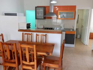 Kuchyňa alebo kuchynka v ubytovaní Casa familiar con piscina privada y WiFi, cerca del mar, aire acondicionado, mascotas y playa para perros. - ES-184-1
