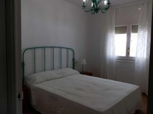Posteľ alebo postele v izbe v ubytovaní Casa familiar con piscina privada y WiFi, cerca del mar, aire acondicionado, mascotas y playa para perros. - ES-184-1