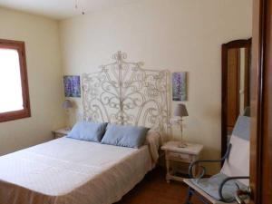 Posteľ alebo postele v izbe v ubytovaní Casa con Piscina Privada, Cerca del Mar, WiFi Gratis, Aire Opcional, Mascotas y Playa para Perros - ES-184-10
