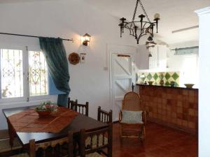 uma cozinha e sala de jantar com mesa e cadeiras em Casa L'Ametlla de Mar, 4 dormitorios, 8 personas - ES-184-23 em L'Ametlla de Mar