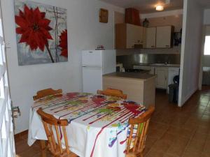 een keuken met een tafel en stoelen en een keuken met een tafel en een keuken bij Casa Deltebre, 2 dormitorios, 4 personas - ES-184-45 in Riumar