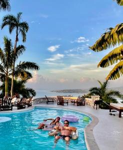 un grupo de personas en una piscina en un complejo en Waterfield Villa, en Montego Bay